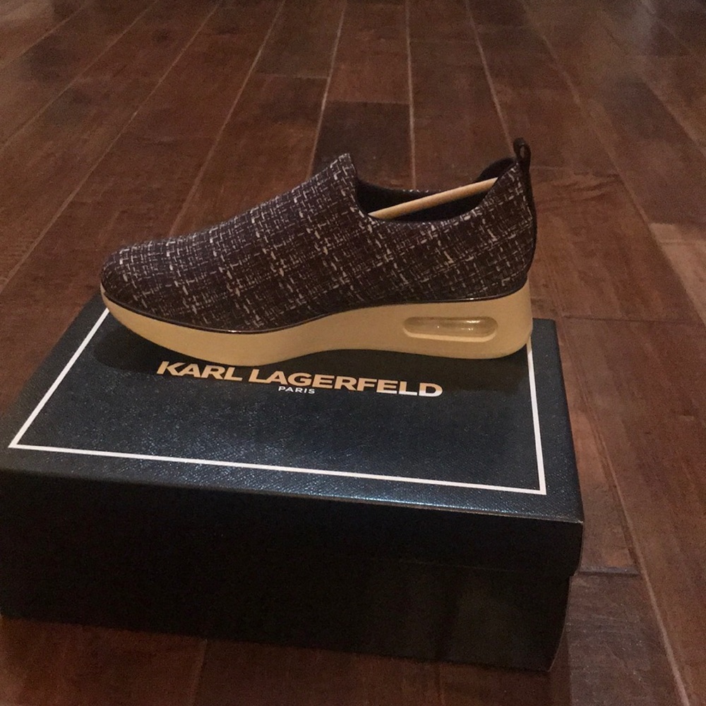 Black and white small platform flat